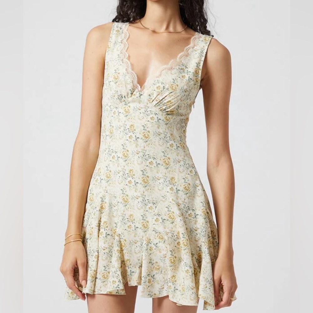 PacSun Beverly and Beck Ollie Lace Trim Floral Mini Dress
